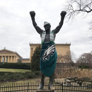 Estatua de Rock en Philadelphia disfrazada de aficionado de Eagles después del Super Bowl