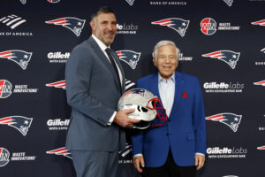 Mike Vrabel junto a Robert Kraft